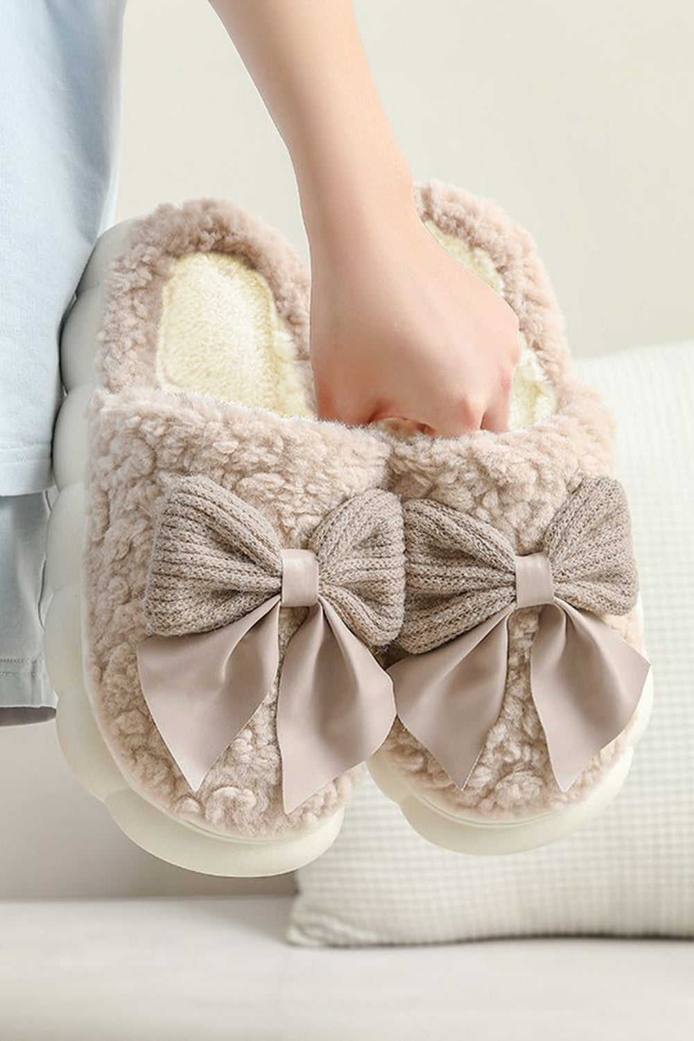 White Contrast Bowknot Applique Plush Winter Slippers (Colors May Differ by Batch)