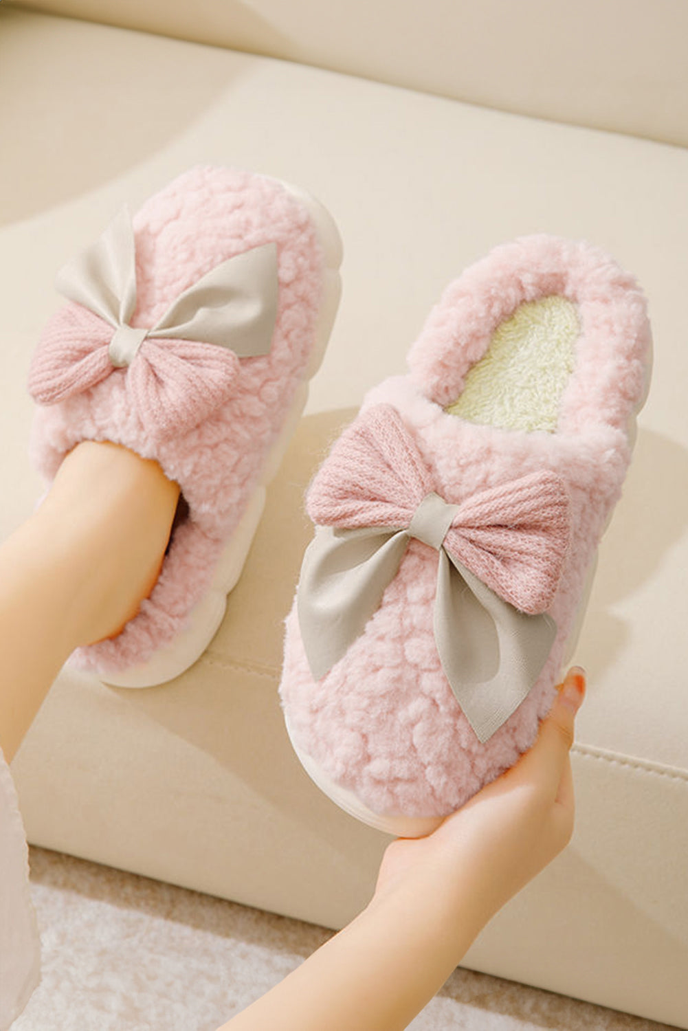 White Contrast Bowknot Applique Plush Winter Slippers (Colors May Differ by Batch)